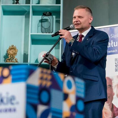 Członek Zarządu Województwa Śląskiego Rafał Adamczyk przemawia na podium podczas uroczystej gali 