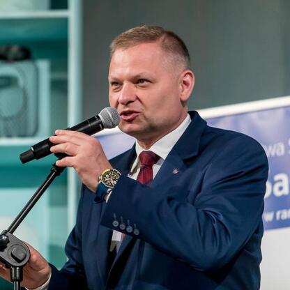 Członek Zarządu Województwa Śląskiego Rafał Adamczyk przemawia na podium podczas uroczystej gali konkursu 