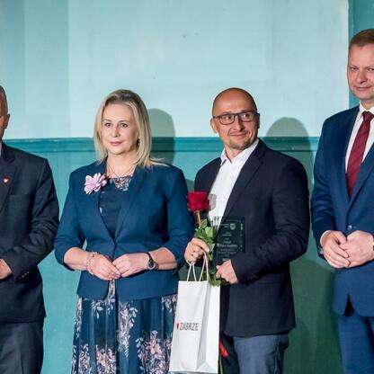 Członek Zarządu Województwa Śląskiego Rafał Adamczyk uczestniczy w uroczystości honorowania Ambasadorów Srebrnego Pokolenia w Teatrze Nowym w Zabrzu. (wygenerowano przez AI)