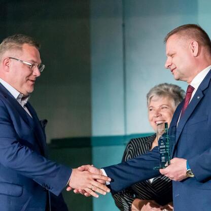 Rafał Adamczyk, członek Zarządu Województwa Śląskiego, wręcza nagrodę na gali 