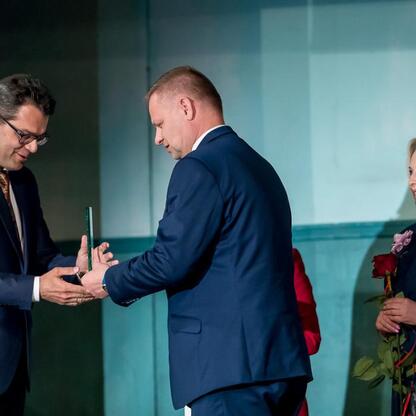 Rafał Adamczyk, członek Zarządu Województwa Śląskiego, uczestniczy w ceremonii 