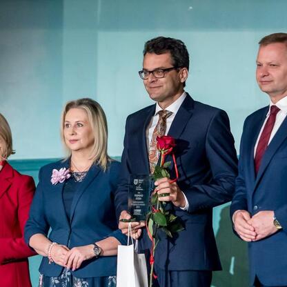 Członek Zarządu Województwa Śląskiego Rafał Adamczyk wręcza nagrodę na galę 