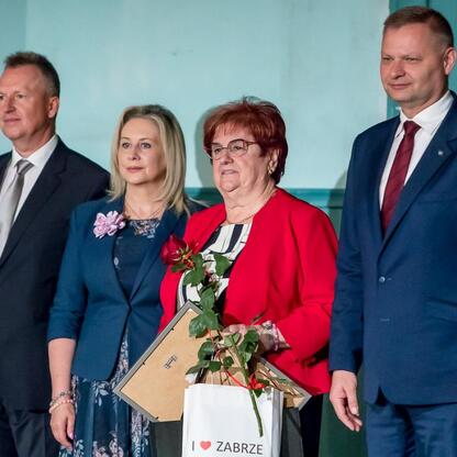 Członek Zarządu Województwa Śląskiego Rafał Adamczyk uczestniczy w uroczystości honorowania Ambasadorów Srebrnego Pokolenia w Teatrze Nowym w Zabrzu. (wygenerowano przez AI)