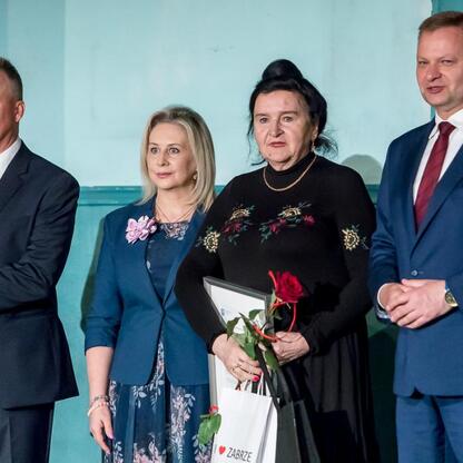 Członek Zarządu Województwa Śląskiego Rafał Adamczyk wraz z uczestnikami uroczystości w Teatrze Nowym w Zabrzu. (wygenerowano przez AI)