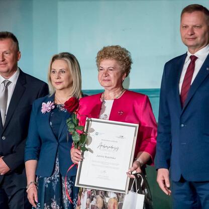 Członek Zarządu Województwa Śląskiego Rafał Adamczyk uczestniczy w uroczystości honorowania Ambasadorów Srebrnego Pokolenia w Teatrze Nowym w Zabrzu. (wygenerowano przez AI)