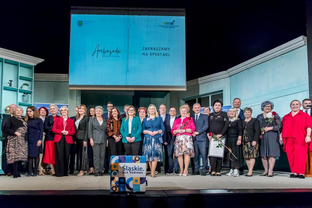Rafał Adamczyk, członek Zarządu Województwa Śląskiego, uczestniczy w uroczystości "Ambasadorzy Srebrnego Pokolenia" w Teatrze Nowym w Zabrzu. (wygenerowano przez AI)
