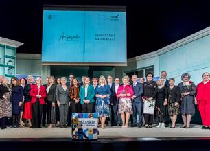 Rafał Adamczyk, członek Zarządu Województwa Śląskiego, uczestniczy w uroczystości "Ambasadorzy Srebrnego Pokolenia" w Teatrze Nowym w Zabrzu. (wygenerowano przez AI)