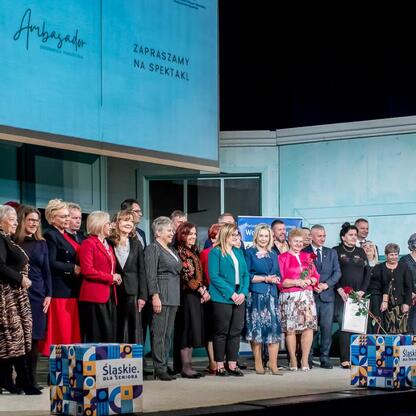 Członek Zarządu Województwa Śląskiego Rafał Adamczyk uczestniczy w uroczystości honorowania Ambasadorów Srebrnego Pokolenia w Teatrze Nowym w Zabrzu. (wygenerowano przez AI)