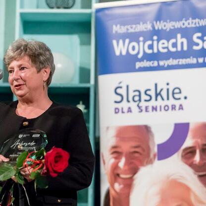 Wernisaż Ambasadorów Srebrnego Pokolenia Śląska w Teatrze Nowym w Zabrzu. (wygenerowano przez AI)