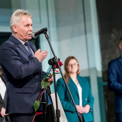 Rafał Adamczyk, członek Zarządu Województwa Śląskiego, przemawia na podium podczas uroczystości w Teatrze Nowym w Zabrzu. (wygenerowano przez AI)