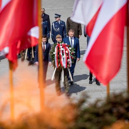 Członek Zarządu Województwa Śląskiego Rafał Adamczyk uczestniczy w uroczystości upamiętniającej 80. rocznicę zakończenia II wojny światowej w Europie. (wygenerowano przez AI)