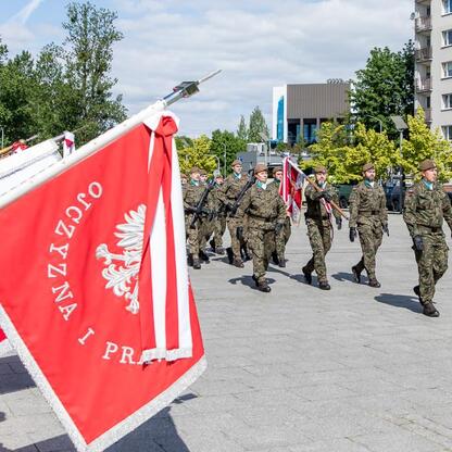 Ceremonialny przemarsz w Katowicach, upamiętniający 80. rocznicę zakończenia II wojny światowej w Europie. (wygenerowano przez AI)