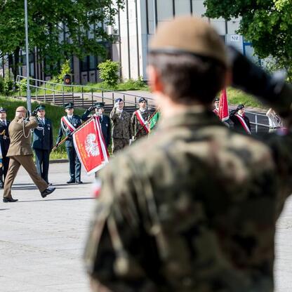 Słynna ceremonia wojskowa w Katowicach, upamiętniająca 80. rocznicę zakończenia II wojny światowej w Europie. (wygenerowano przez AI)