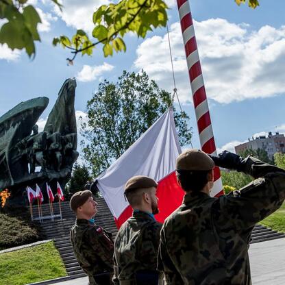 Słynna ceremonia upamiętniająca zakończenie II wojny światowej w Katowicach, pod pomnikiem żołnierza polskiego. (wygenerowano przez AI)