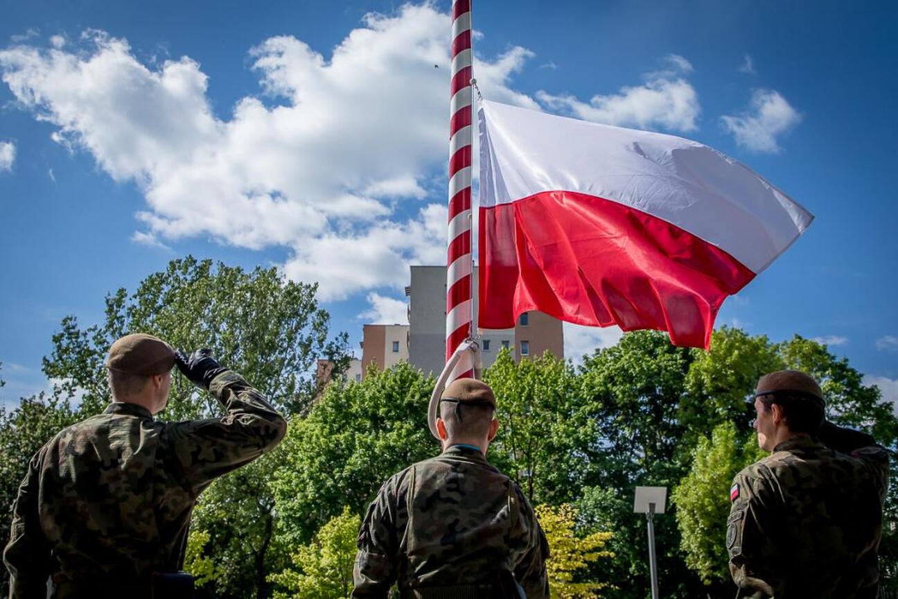 Ceremonia upamiętniająca 80. rocznicę zakończenia II wojny światowej w Katowicach, z udziałem Rafała Adamczyka. (wygenerowano przez AI)