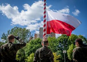 Ceremonia upamiętniająca 80. rocznicę zakończenia II wojny światowej w Katowicach, z udziałem Rafała Adamczyka. (wygenerowano przez AI)