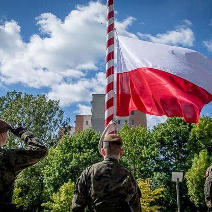 Zaświecają flaga i sztandar, żołnierze w mundurach szukają chwały poległym. (wygenerowano przez AI)