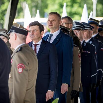 Członek Zarządu Województwa Śląskiego Rafał Adamczyk uczestniczy w uroczystości upamiętniającej 80. rocznicę zakończenia II wojny światowej w Katowicach. (wygenerowano przez AI)