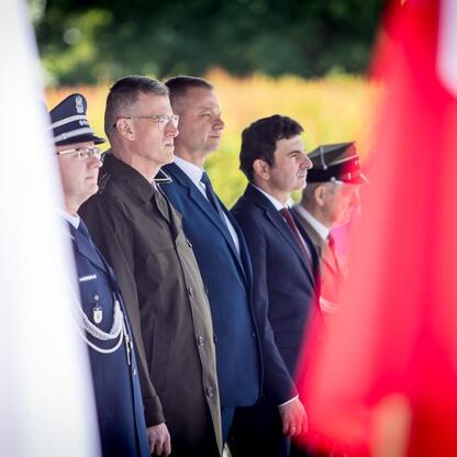 Zapomniany żołnierz: 80. rocznica zakończenia II wojny światowej w Europie. (wygenerowano przez AI)