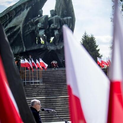 Słup pomnikowy upamiętniający żołnierzy poległych w II wojnie światowej, podczas uroczystości w Katowicach. (wygenerowano przez AI)