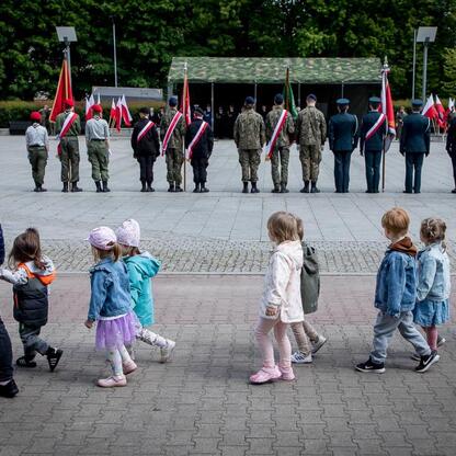 Zapomniany pomnik żołnierza Polskiego w Katowicach, gdzie uczcili pamięć poległych w II wojnie światowej. (wygenerowano przez AI)