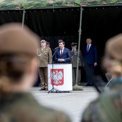 Członek Zarządu Województwa Śląskiego Rafał Adamczyk przemawia podczas uroczystości z okazji 80. rocznicy zakończenia II wojny światowej w Europie w Katowicach. (wygenerowano przez AI)
