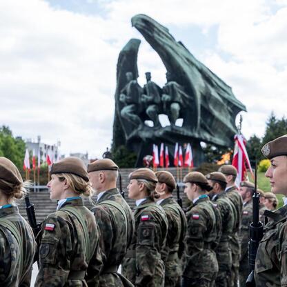 Słynny pomnik w Katowicach upamiętnia żołnierzy poległych w II wojnie światowej. (wygenerowano przez AI)
