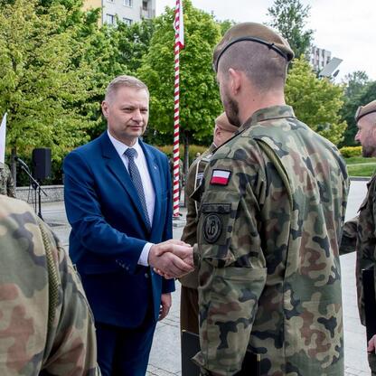 Członek Zarządu Województwa Śląskiego Rafał Adamczyk uczestniczy w uroczystości upamiętniającej 80. rocznicę zakończenia II wojny światowej w Europie. (wygenerowano przez AI)