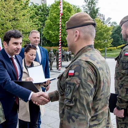 Członek Zarządu Województwa Śląskiego Rafał Adamczyk uczestniczy w ceremonii upamiętniającej 80. rocznicę zakończenia II wojny światowej w Europie. (wygenerowano przez AI)