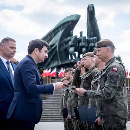 Członek Zarządu Województwa Śląskiego Rafał Adamczyk uczestniczy w ceremonii upamiętniającej 80. rocznicę zakończenia II wojny światowej w Europie. (wygenerowano przez AI)