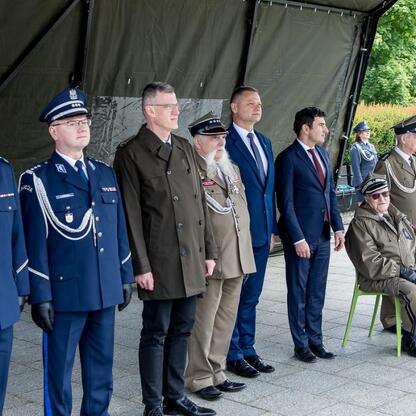 Członek Zarządu Województwa Śląskiego Rafał Adamczyk uczestniczy w uroczystości upamiętniającej zakończenie II wojny światowej w Europie. (wygenerowano przez AI)