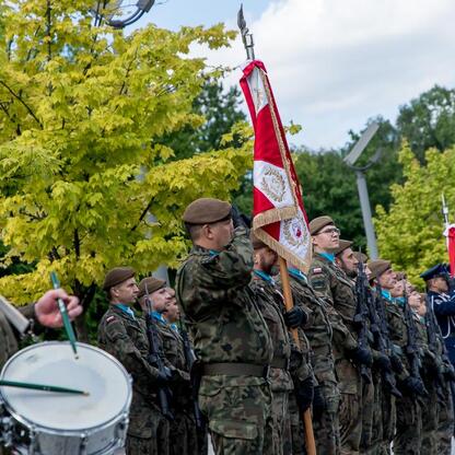 Słynna uroczystość w Katowicach upamiętniająca 80. rocznicę zakończenia II wojny światowej. (wygenerowano przez AI)