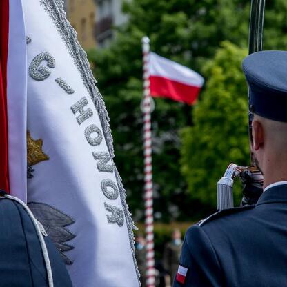 Zapomniany pomnik żołnierza polskiego w Katowicach, upamiętniający 80. rocznicę zakończenia II wojny światowej. (wygenerowano przez AI)