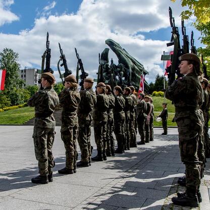 Ceremonia upamiętniająca 80. rocznicę zakończenia II wojny światowej w Katowicach, z udziałem oficjalnych osób i historyka. (wygenerowano przez AI)