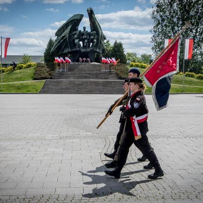 Ceremonialny przemarsz w Katowicach, upamiętniający 80. rocznicę zakończenia II wojny światowej w Europie. (wygenerowano przez AI)