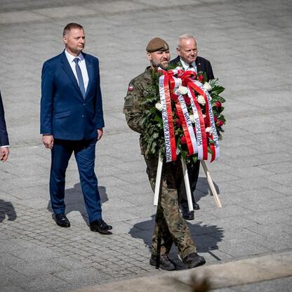 Członek Zarządu Województwa Śląskiego Rafał Adamczyk uczestniczy w ceremonii upamiętniającej 80. rocznicę zakończenia II wojny światowej w Europie. (wygenerowano przez AI)