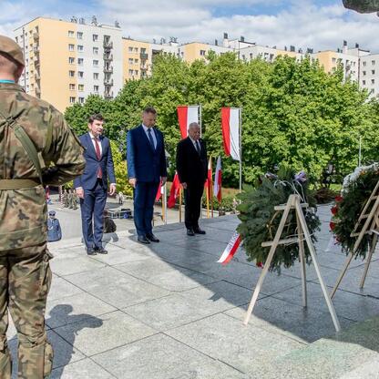 Komemoracja 80. rocznicy zakończenia II wojny światowej w Katowicach, Polska. Uroczystość złożenia wiązek kwiatów, hymnu i podniesienia flagi. (wygenerowano przez AI)