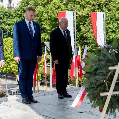 Członek Zarządu Województwa Śląskiego Rafał Adamczyk uczestniczy w uroczystości upamiętniającej 80. rocznicę zakończenia II wojny światowej w Katowicach. (wygenerowano przez AI)