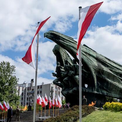 Słup pomnikowy upamiętniający poległych i zamordowanych wojowników w Katowicach, Polska. (wygenerowano przez AI)