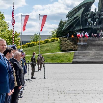 Członek Zarządu Województwa Śląskiego Rafał Adamczyk uczestniczy w uroczystości upamiętniającej 80. rocznicę zakończenia II wojny światowej w Europie. (wygenerowano przez AI)