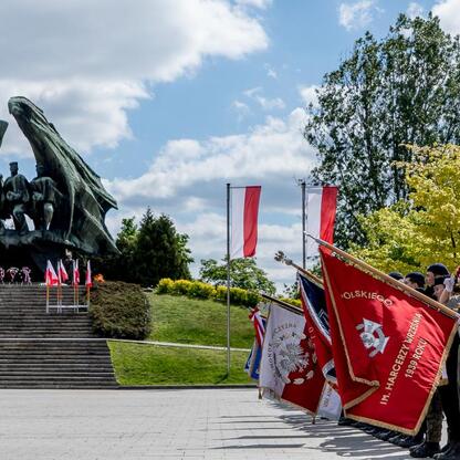 Zapomniany pomnik żołnierza polskiego w Katowicach, gdzie uczcili pamięć poległych. (wygenerowano przez AI)