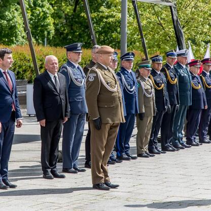 Ceremonia upamiętniająca 80. rocznicę zakończenia II wojny światowej w Katowicach, z udziałem Rafała Adamczyka. (wygenerowano przez AI)