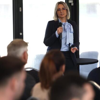 W klubie biznesowym Areny Zabrze odbyła się konferencja o dostępie do funduszy unijnych dla przedsiębiorców. (wygenerowano przez AI)