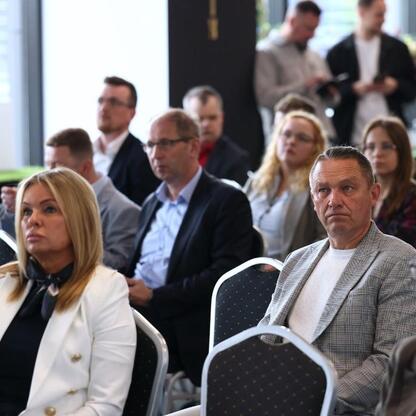 Zajęte miejsca w konferencji w Arenie Zabrze o tematyce dostępu do funduszy unijnych. (wygenerowano przez AI)