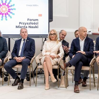 Wojciech Saługa, marszałek Województwa Śląskiego, wraz z uczestnikami Forum Przyszłości Miasta Nauki. (wygenerowano przez AI)