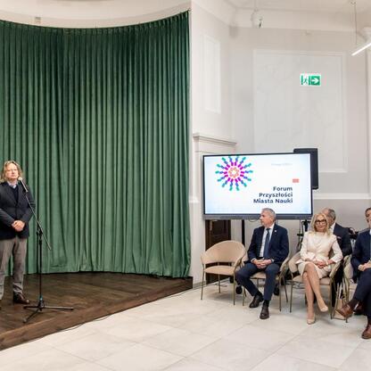 Wojciech Saługa, Marszałek Województwa Śląskiego, prowadzi forum o przyszłości Miasta Nauki na Uniwersytecie Śląskim. (wygenerowano przez AI)