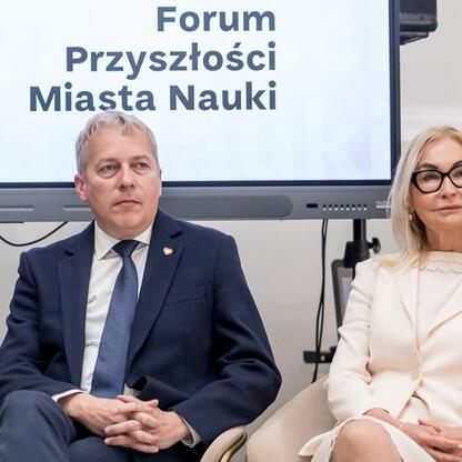 Panel dyskusyjny z Marszałkiem Wojciechem Saługą i uczestnikami Forum Przyszłości Miasta Nauki. (wygenerowano przez AI)