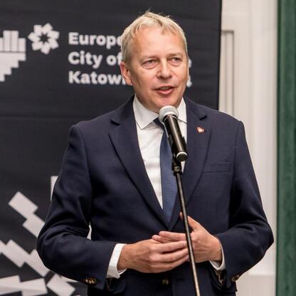 Marszałek Wojciech Saługa przemawia na podium w Katowicach, podkreślając rolę nauki w transformacji regionu. (wygenerowano przez AI)