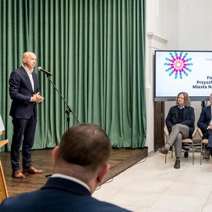 Marszałek Wojciech Saługa przemawia na Forum Przyszłości Miasta Nauki Uniwersytetu Śląskiego. (wygenerowano przez AI)