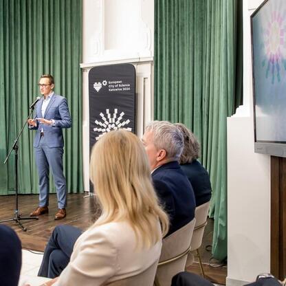 Na Uniwersytecie Śląskim odbywa się Forum Przyszłości Miasta Nauki, gdzie wygłaszany jest wykład o transformacji regionu poprzez naukę. (wygenerowano przez AI)